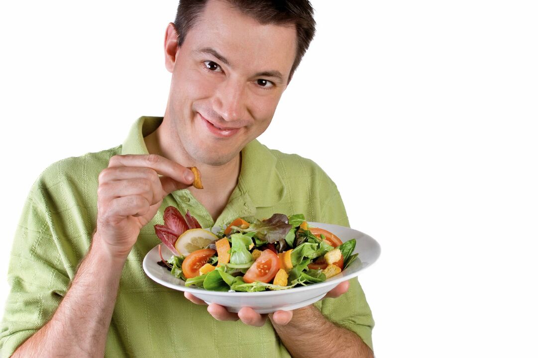 mees sööb potentsi pärast köögiviljasalatit